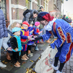 Piet deelt pepernoten uit